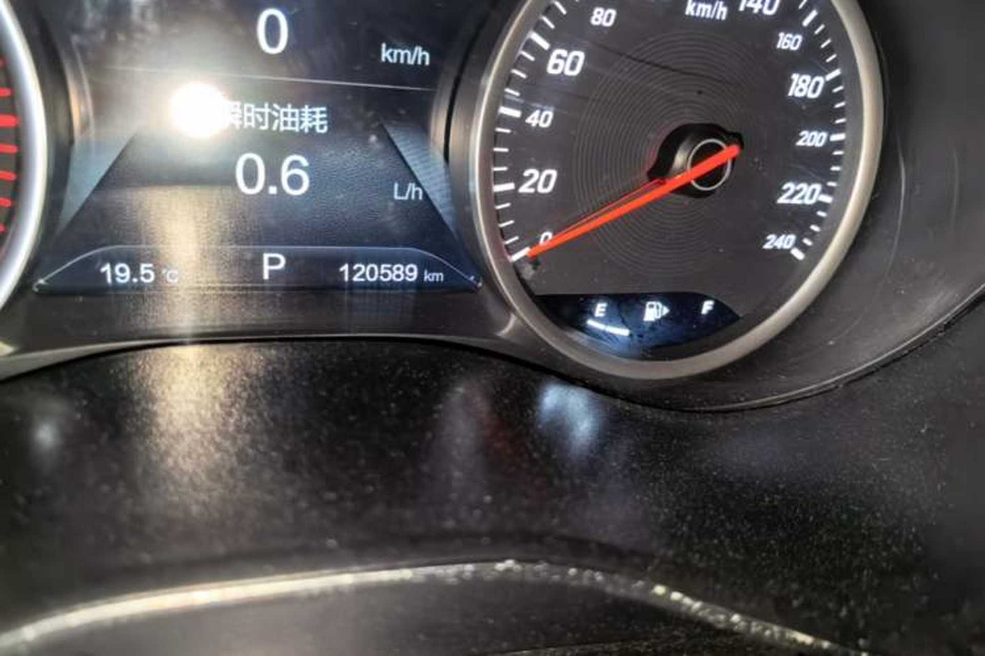 Used Baojun 560 2017 1.5T DCT Flagship Model 7 Seats Odometer Close Up