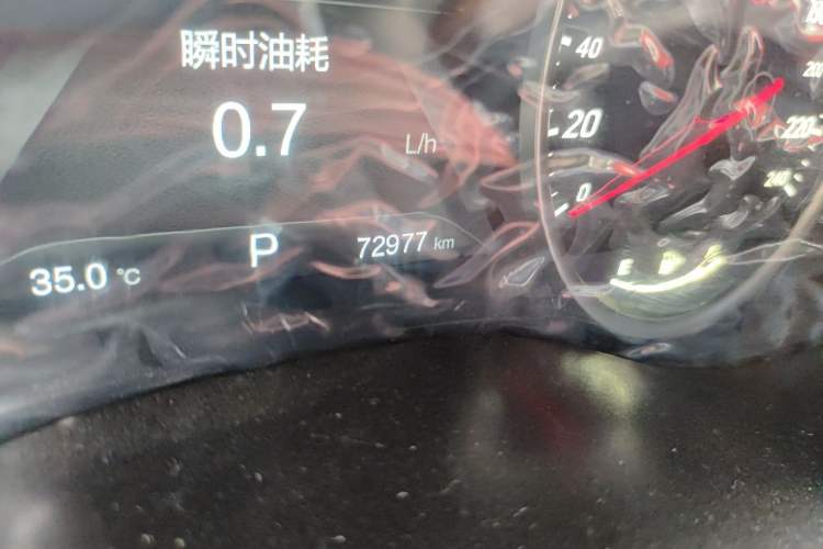 Used Baojun 560 2017 1.5T DCT Flagship Model 7 Seats Odometer Close Up