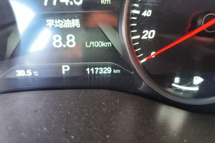 Used Baojun 560 2017 1.5T DCT Flagship Model Odometer Close Up