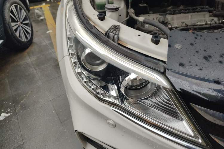 Used Baojun 560 2017 Rhythmic Edition 1.8L iAMT Prestige Model Right Front Headlight