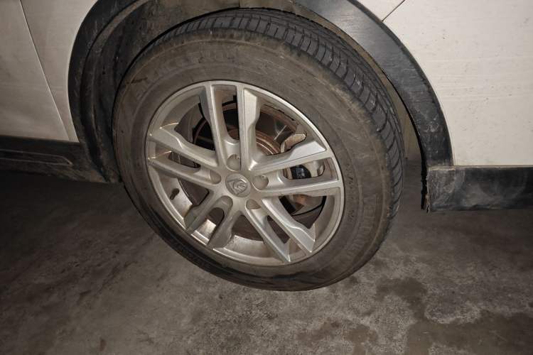 Used Baojun 560 2017 1.5T Manual Comfort Version 7 Seats Right Front Wheel Hub