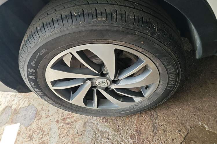 Used Baojun 560 2017 1.5T DCT Flagship Model 7 Seats Right Rear Wheel Hub