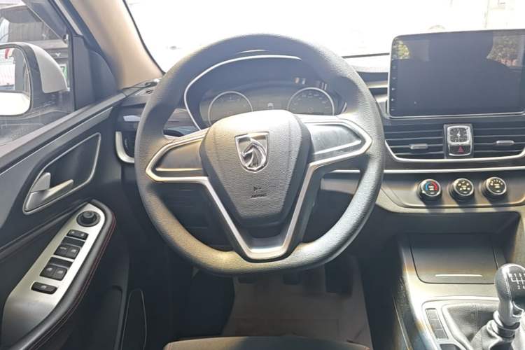 Used Baojun 560 2017 1.5T Manual Comfort Version 7 Seats Steering Wheel