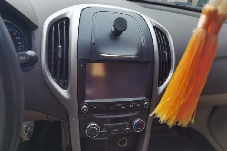 Used Baojun 610 2014 1.5L manual Comfort trim level Audio And AC Panel