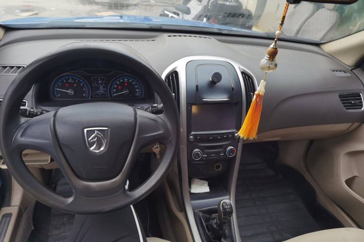 Used Baojun 610 2014 1.5L manual Comfort trim level Center Console