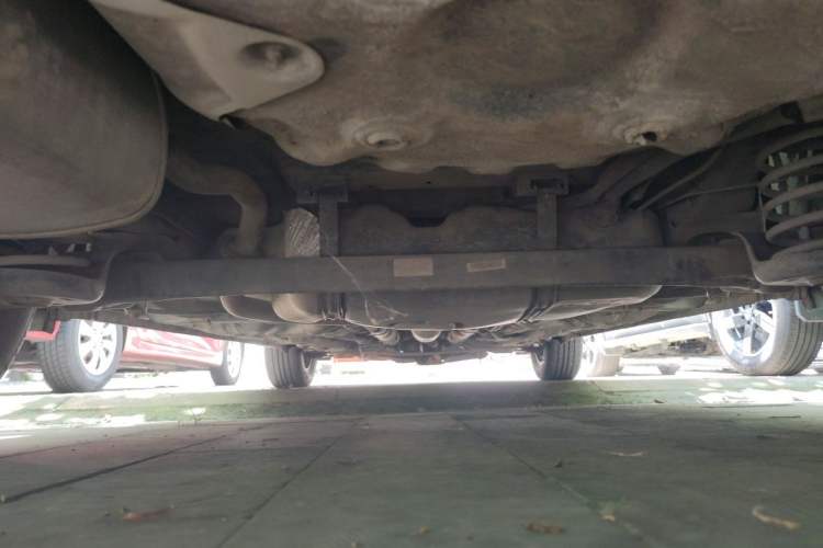 Used Baojun 610 2014 1.5L automatic luxury version Chassis Rear