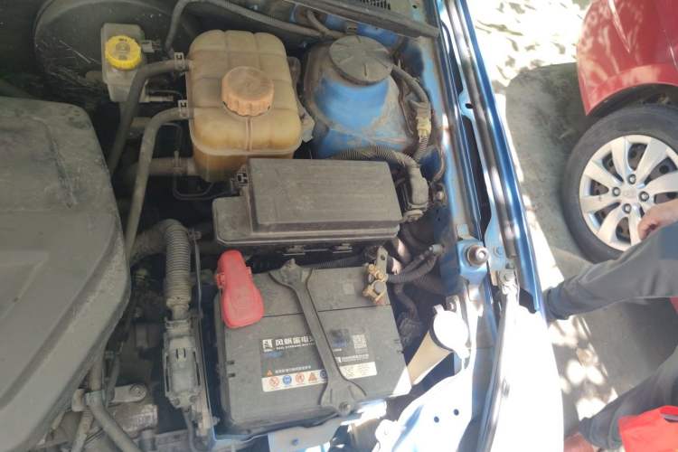 Used Baojun 610 2014 1.5L automatic luxury version Engine Bay Left