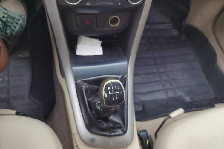 Used Baojun 610 2014 1.5L manual Comfort trim level Gear Lever