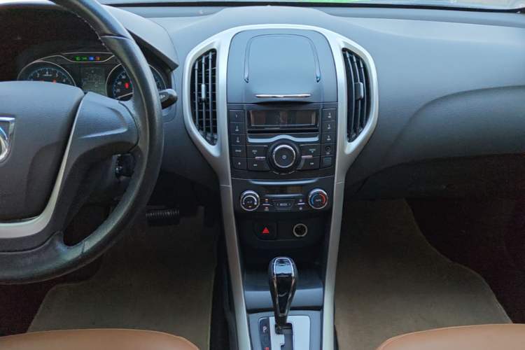 Used Baojun 610 2014 1.5L automatic luxury version Audio And AC Panel