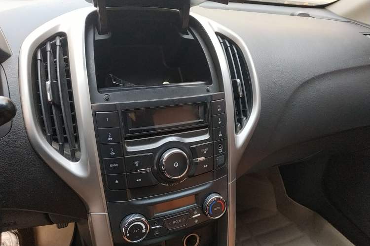 Used Baojun 610 2014 1.5L automatic luxury version Audio And AC Panel