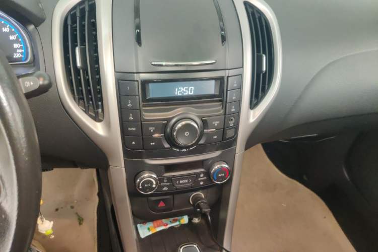 Used Baojun 610 2014 1.5L automatic luxury version Audio And AC Panel