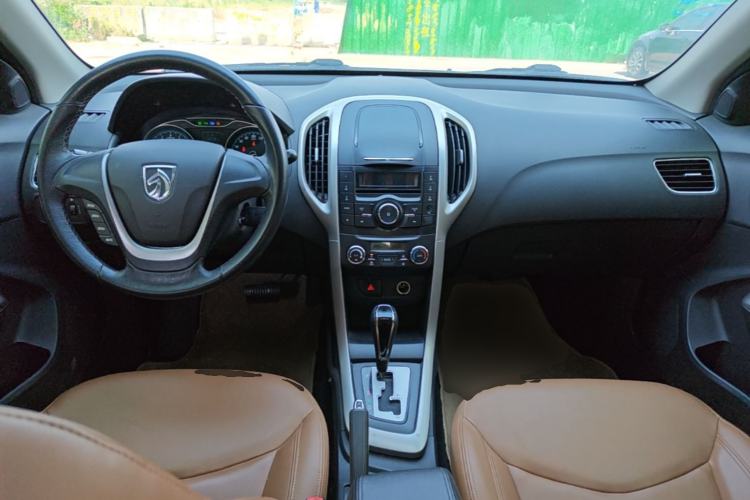 Used Baojun 610 2014 1.5L automatic luxury version Center Console
