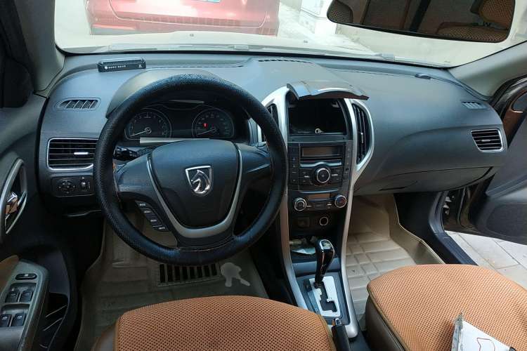 Used Baojun 610 2014 1.5L automatic luxury version Center Console