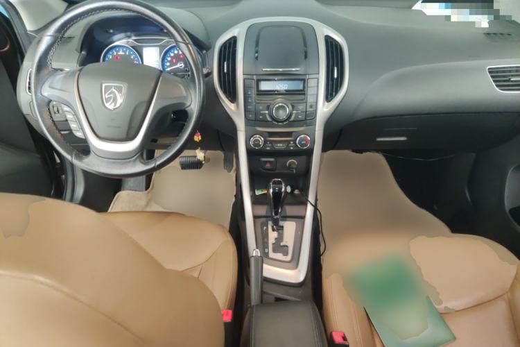 Used Baojun 610 2014 1.5L automatic luxury version Center Console