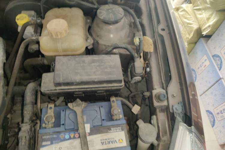 Used Baojun 610 2014 1.5L automatic luxury version Engine Bay Left