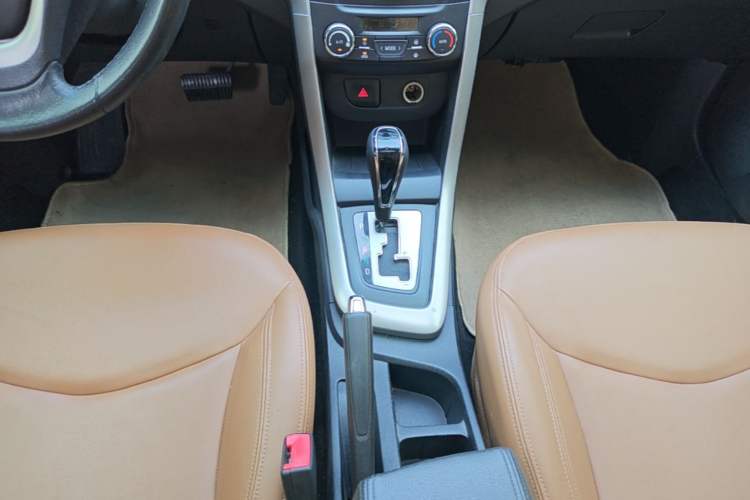 Used Baojun 610 2014 1.5L automatic luxury version Gear Lever