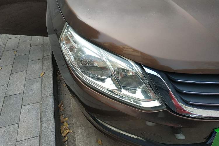 Used Baojun 610 2014 1.5L automatic luxury version Right Front Headlight