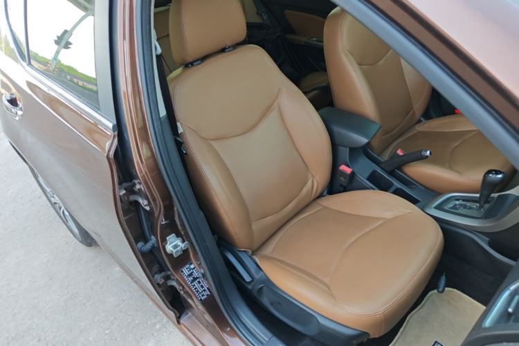 Used Baojun 610 2014 1.5L automatic luxury version Right Front Seat