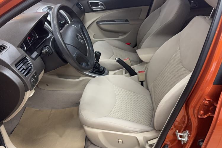 Used Baojun 610 2014 1.5L manual Comfort trim level Interior 3