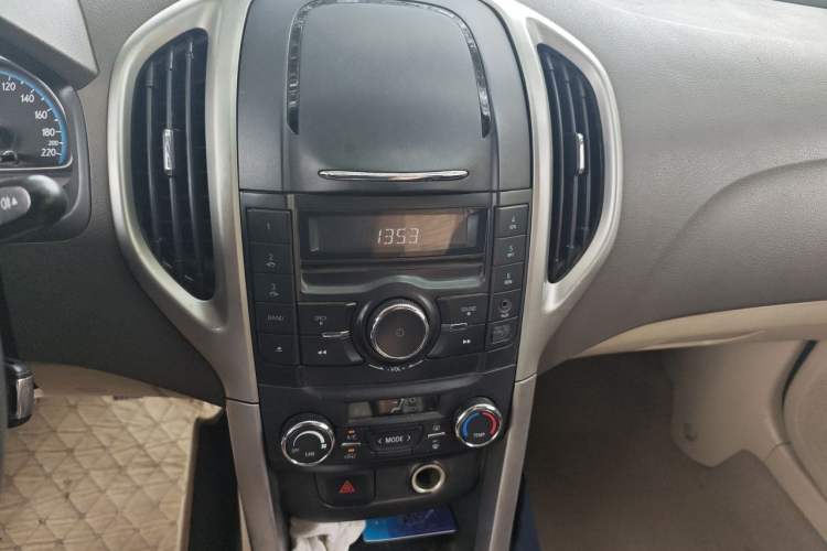 Used Baojun 610 2014 1.5L manual Comfort trim level Audio And AC Panel