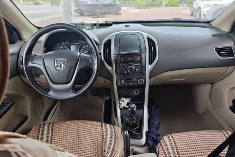 Used Baojun 610 2014 1.5L manual Comfort trim level Center Console