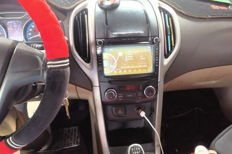 Used Baojun 610 2014 1.5L manual Comfort trim level Audio And AC Panel