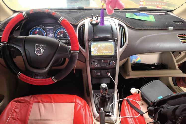 Used Baojun 610 2014 1.5L manual Comfort trim level Center Console