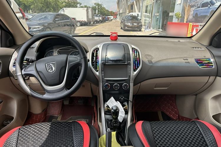 Used Baojun 610 2014 1.5L manual standard version Interior 1