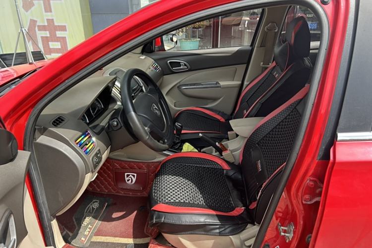 Used Baojun 610 2014 1.5L manual standard version Interior 2