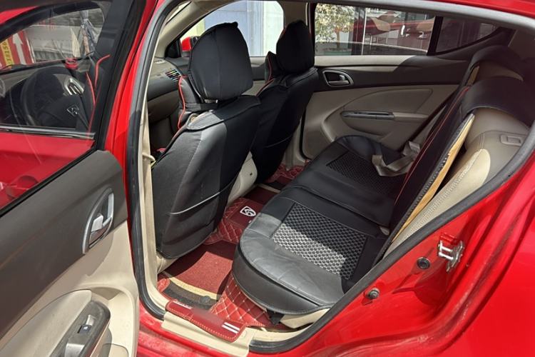 Used Baojun 610 2014 1.5L manual standard version Interior 3