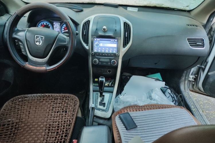 Used Baojun 610 2014 1.5L automatic luxury version Center Console