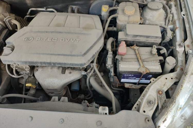Used Baojun 610 2014 1.5L automatic luxury version Engine Bay Left