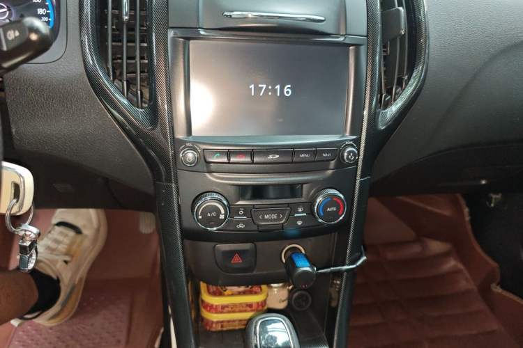 Used Baojun 610 2014 CROSS 1.5L Automatic Luxury Model Audio And AC Panel