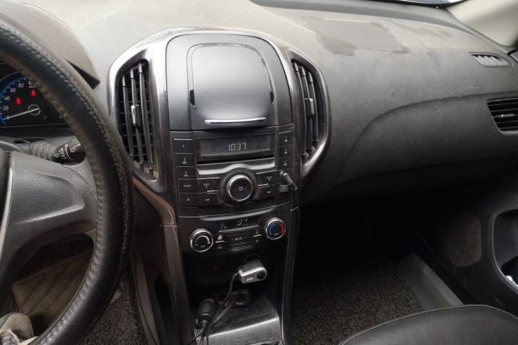 Used Baojun 610 2014 CROSS 1.5L Manual Comfort Model Audio And AC Panel