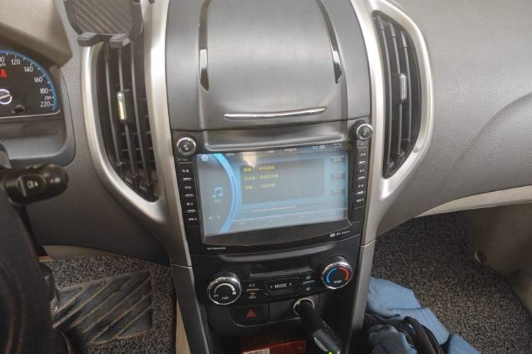 Used Baojun 610 2014 1.5L manual Comfort trim level Audio And AC Panel