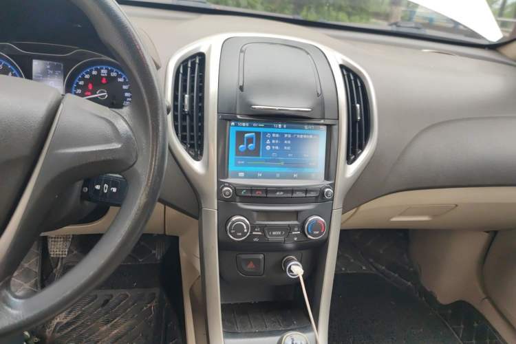 Used Baojun 610 2014 1.5L manual Comfort trim level Audio And AC Panel