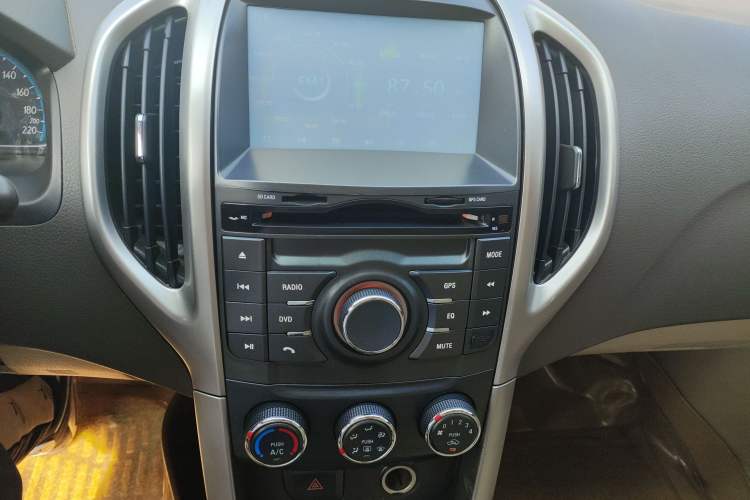 Used Baojun 610 2014 1.5L manual standard version Audio And AC Panel