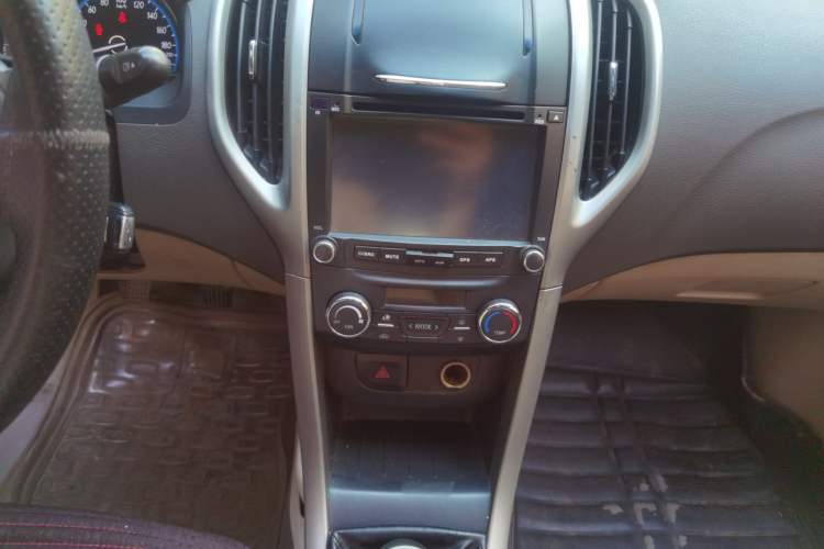 Used Baojun 610 2014 1.5L manual Comfort trim level Audio And AC Panel