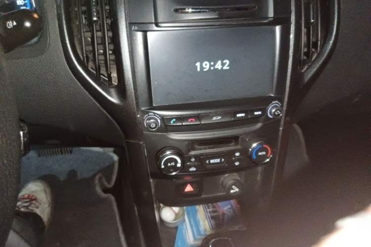 Used Baojun 610 2014 CROSS 1.5L Automatic Luxury Model Audio And AC Panel