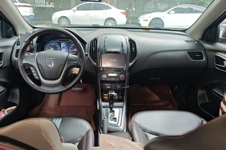 Used Baojun 610 2014 CROSS 1.5L Automatic Luxury Model Center Console
