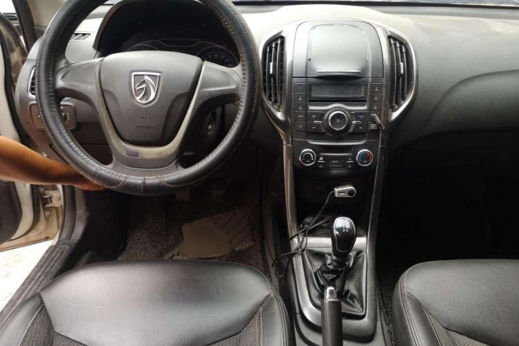 Used Baojun 610 2014 CROSS 1.5L Manual Comfort Model Center Console