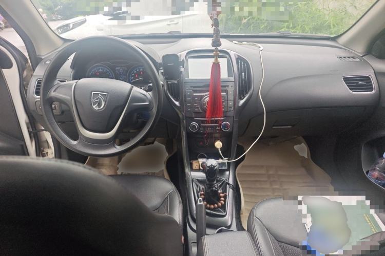Used Baojun 610 2014 CROSS 1.5L Manual Comfort Model Center Console