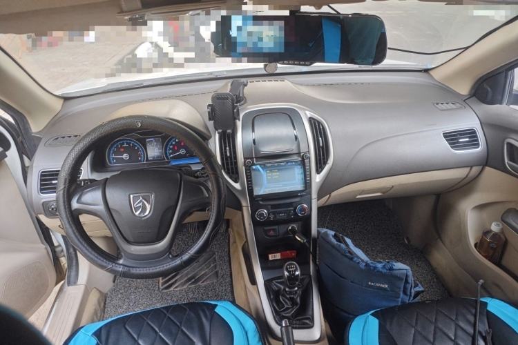 Used Baojun 610 2014 1.5L manual Comfort trim level Center Console