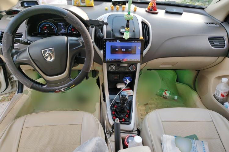 Used Baojun 610 2014 1.5L manual Comfort trim level Center Console