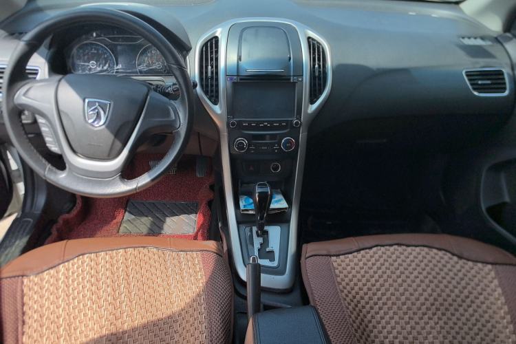 Used Baojun 610 2014 1.5L automatic luxury version Center Console