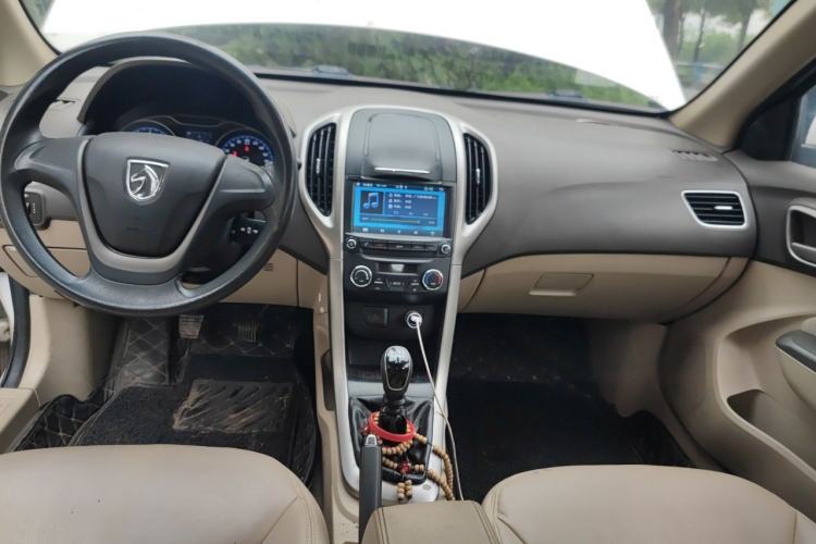 Used Baojun 610 2014 1.5L manual Comfort trim level Center Console