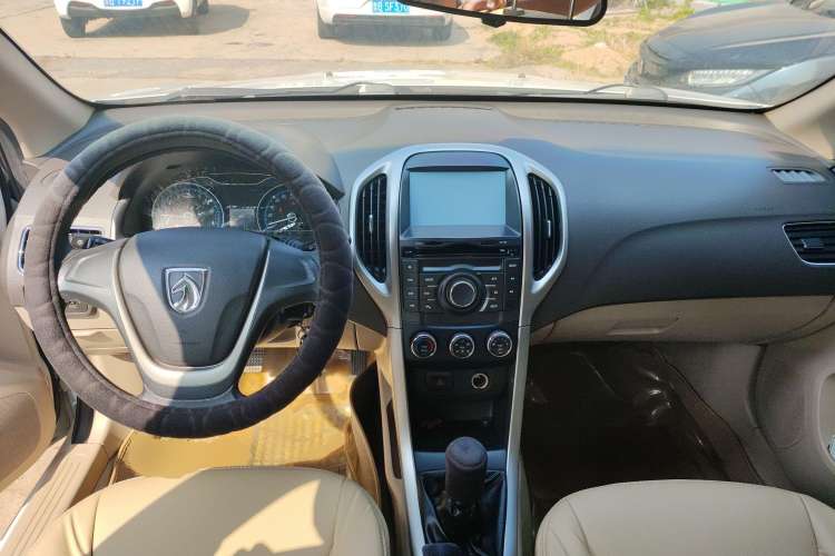 Used Baojun 610 2014 1.5L manual standard version Center Console