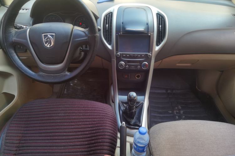 Used Baojun 610 2014 1.5L manual Comfort trim level Center Console
