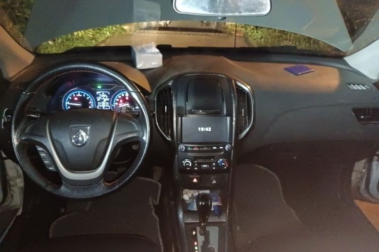Used Baojun 610 2014 CROSS 1.5L Automatic Luxury Model Center Console