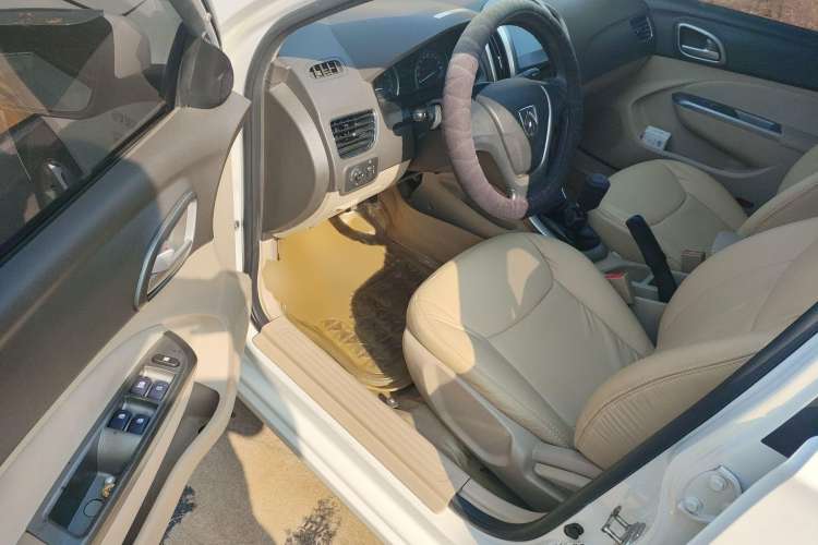 Used Baojun 610 2014 1.5L manual standard version Driver Seat
